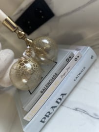 Glazen kerstbal met goud