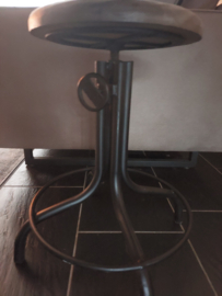 Kruk met ijzeren frame