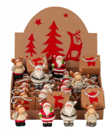 24 Kerstfiguurtjes van aardewerk in een kadotasje  KE2030