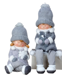 Set van 2 stuks - Winterkinderen XXL met bungelbenen - H=33cm B=18cm - Grijs  KD0300