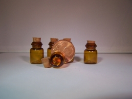 GFB-06 Bruin mini flesje (1,9x1,2cm)