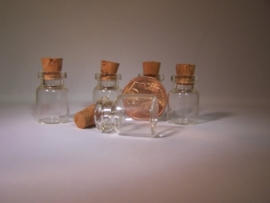 GFK-19 Mooi glazen flesje (2,2x1,5cm)