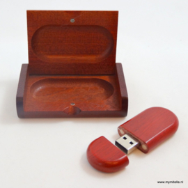 USB stick hout in luxe box kersen kleur