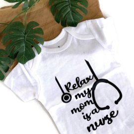 Baby rompertje Wit - zwart Relax My Mom's a Nurse