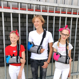 Armsling kind zwart wit roze