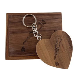 USB stick Houten hart in luxe box - Injectie spuit