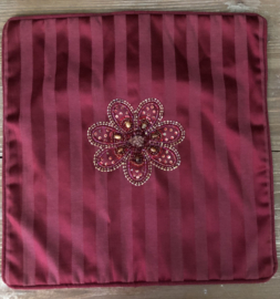 Kussenhoes bordeauxrood met bloem 40x40cm