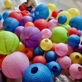 10 x Lampions en papier Couleur Mix - IGNIFUGE - avec LED et télécommande avec crochets de suspension