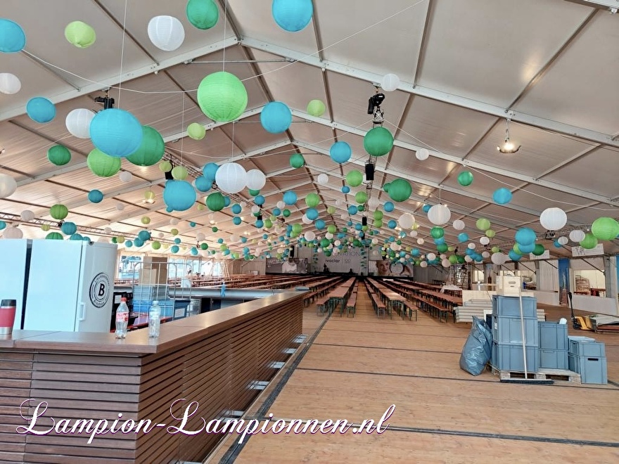 1 Stylisme avec des lampions dans la décoration d'une grande tente de fête