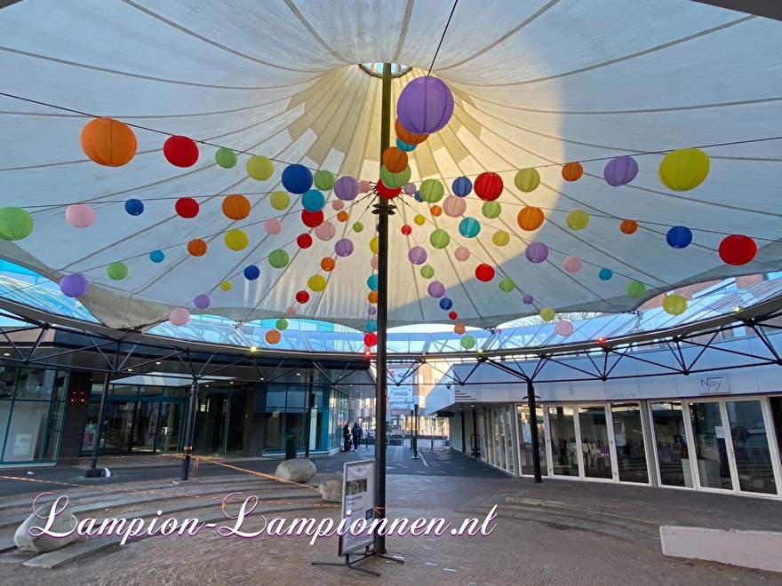 100 nylon lampionnen onder pagode tent winkelcentrum Ridderhof te Ridderkerk, brandvertragende versiering in straten decoratie, Lampions im Einkaufszentrum,