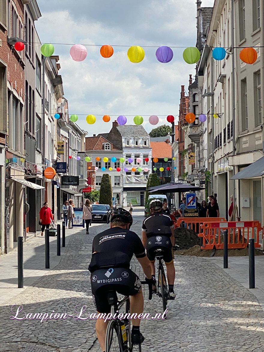 100 Nylon lampions in der Altstadt Oudenaarde Einkaufszentrum Straßendekoration mit lanternes lampions wetterfestDekoration im Einkaufszentrum Straßendekoration Dekoration Einkaufszentrum Deko, Innenstadt 4