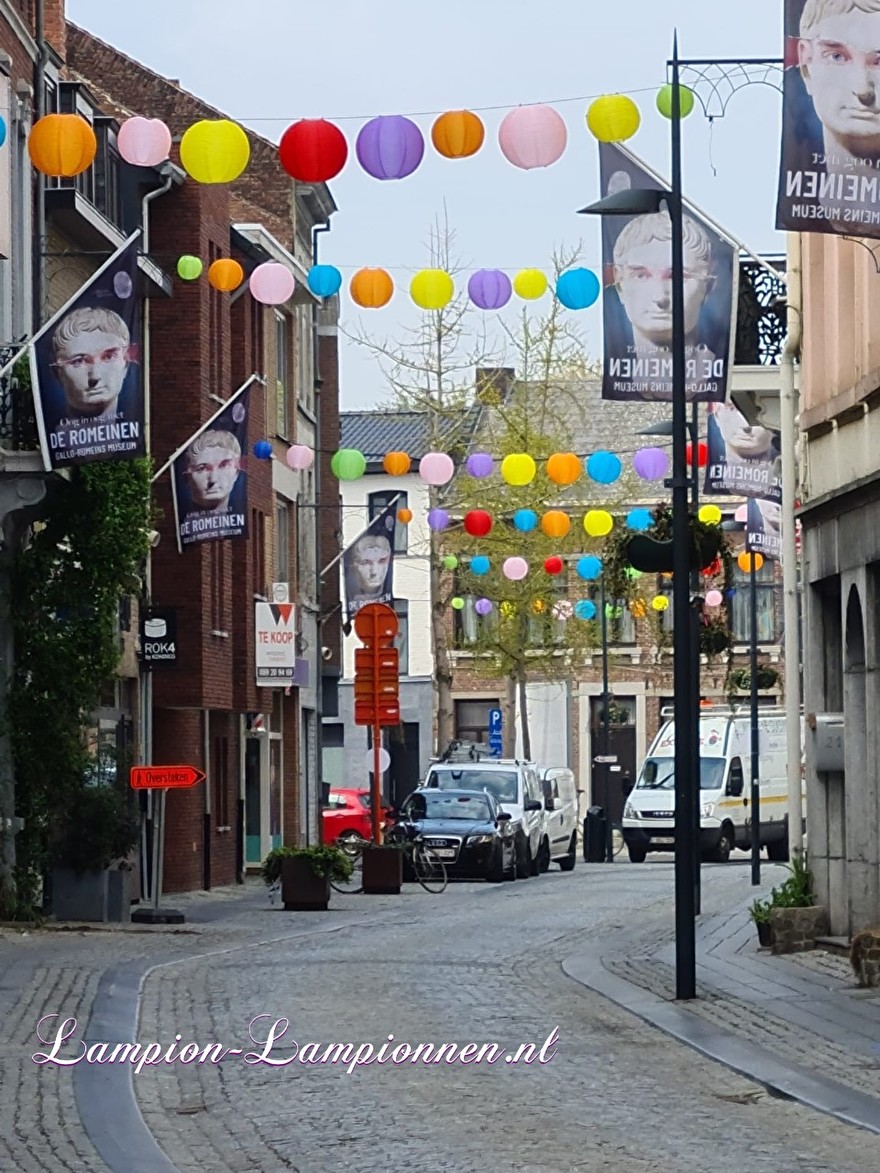 1300 vrolijke lampionnen in straten Tongeren gekleurde ballonnen winkelcentrum , Joyeuses lanternes dans les rues du centre commercial de ballons colorés de Tongres 54