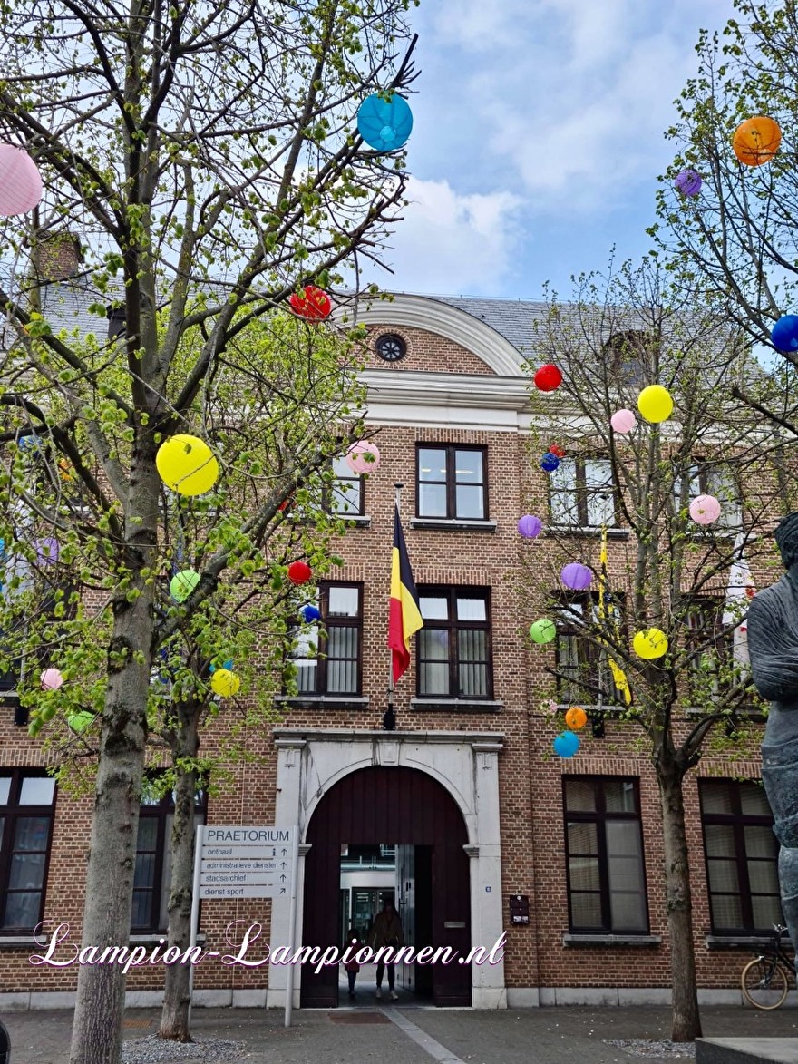 1300 vrolijke lampionnen in straten Tongeren gekleurde ballonnen winkelcentrum , Joyeuses lanternes dans les rues du centre commercial de ballons colorés de Tongres 56