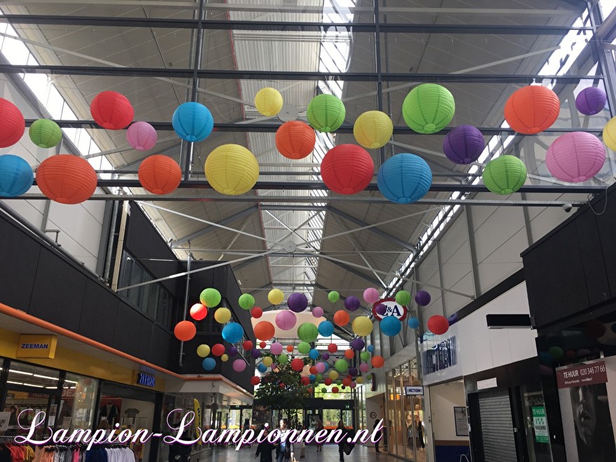 1500 brandwerende lampionnen in winkelcentrum Schalkwijk Haarlem, shopping center straat versiering decoratie, fire resistent, 1500 lanternes résistant au feu dans le centre commercial décoration de la rue du centre commercial décoratie 3