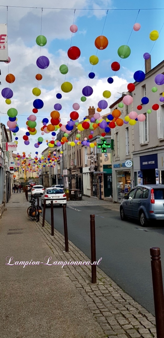 1800 Nylon lampionnen ballonnen in straten van Herbiers Frankrijk