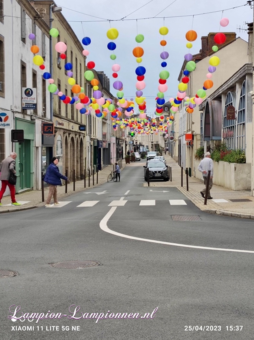 1800 Nylon lampionnen in straten van Herbiers Frankrijk ballonnen