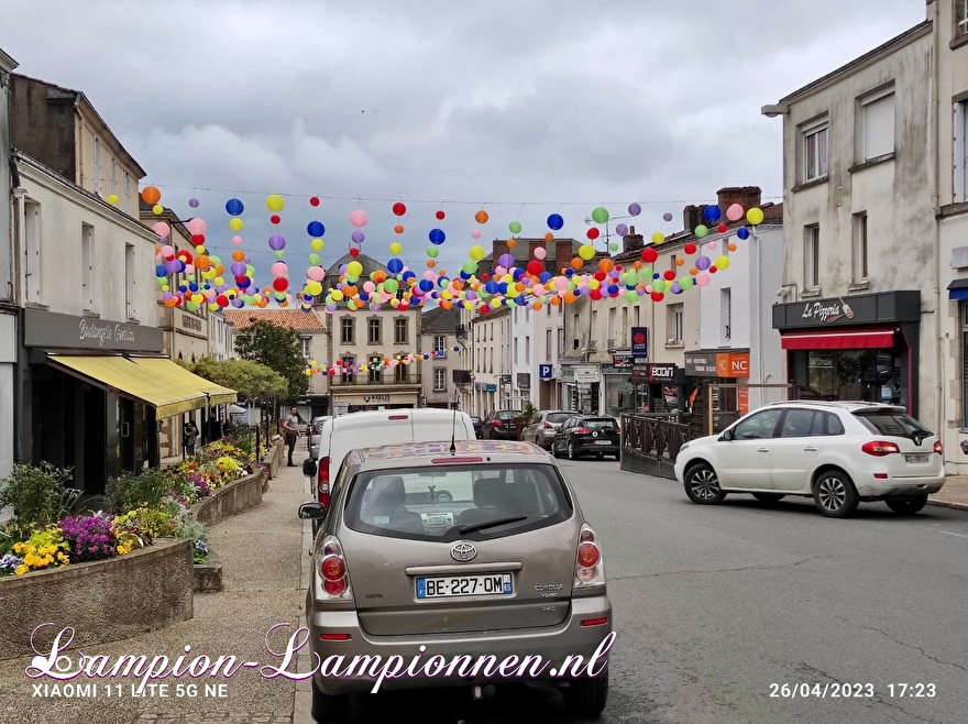 1800 Nylon lampionnen in straten van Herbiers Frankrijk bollen