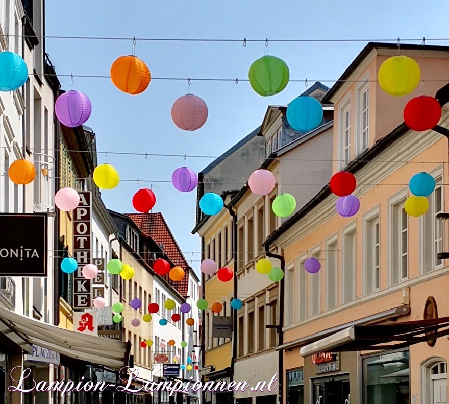 200 Solarlaternen wetterfeste Einkaufsstraßendekoration in der Stadt Schweinfurt Dekoration, Nylon Solar Laternen in Straßen, wetterfeste Einkaufsstraßen Dekoration, Einkaufszentrum Innenstadt, Solarzelle lampions 2