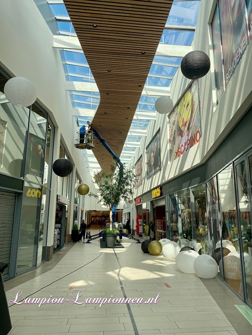 200 grote lampionnen 50 jarig bestaan winkelcentrum Roselaar Roosendaal wit goud zwart lampion vcan wel 120 cm groot, ballon decoratie winkelcentrum versiering große feurhemmende lampions weiß gold schwarz lampion 46