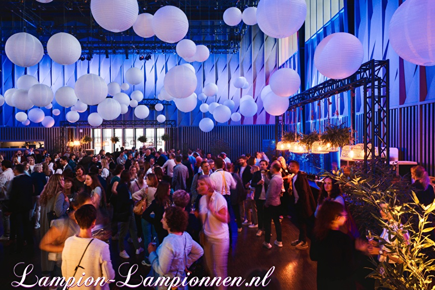 200 grosses boules lampions blanches pour décoration événementielle 23