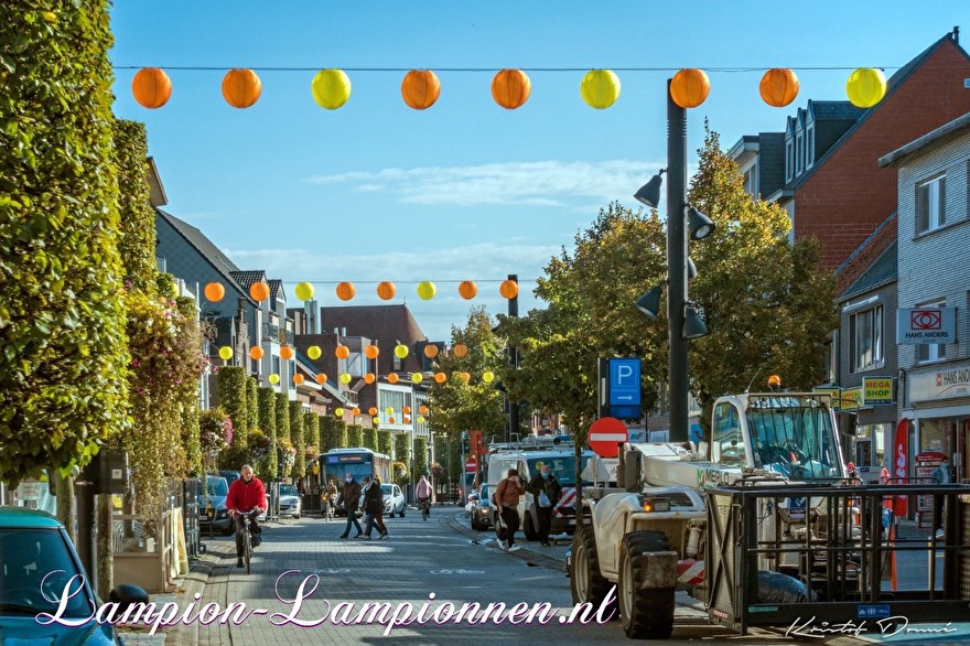 250 gele en oranje nylon lampionnen in straten van stad Geel België, lampionnen met LED snoeren verlicht, winkelstraat versiering, 250 gelbe und orange Lampions in den Straßen mit LED-Drähten beleuchtete Laternen, 250 lanternes en nylon jaune 2