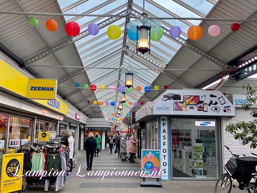 300 brandwerende gekleurde lampionnen winkelcentrum Hof van Spaland Schiedam, vrolijke ballonnen in straten Laternendekoration in Straßendekoration, ballon, lampions dans le centre commercial 43