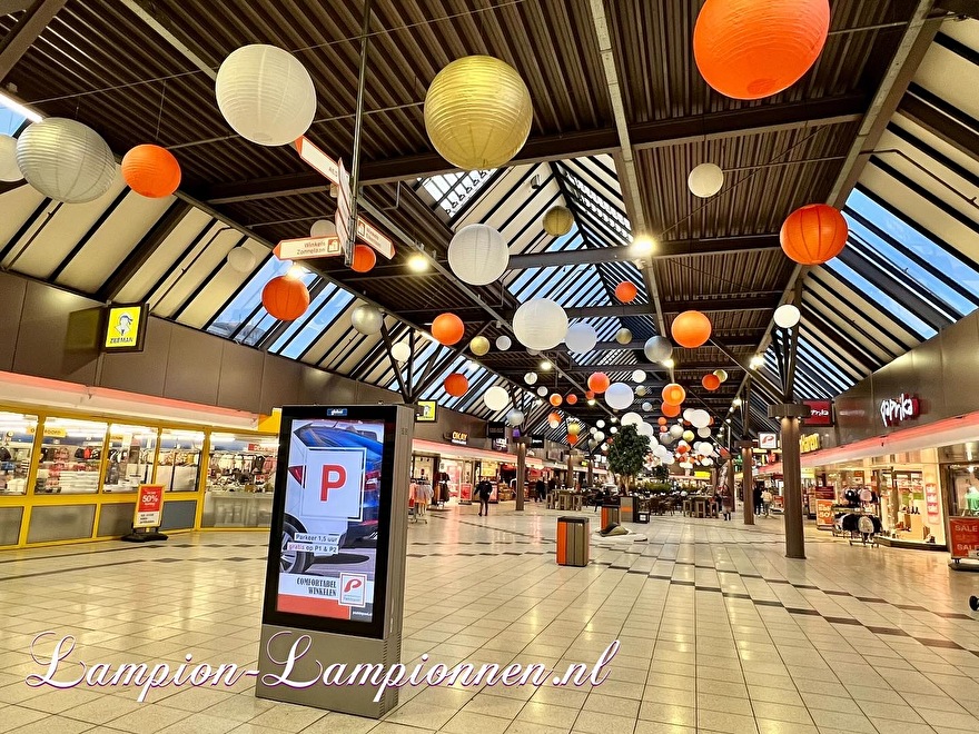 500 grote brandvertragende lampionnen winkelcentrum Paddepoel wit en oranje goud