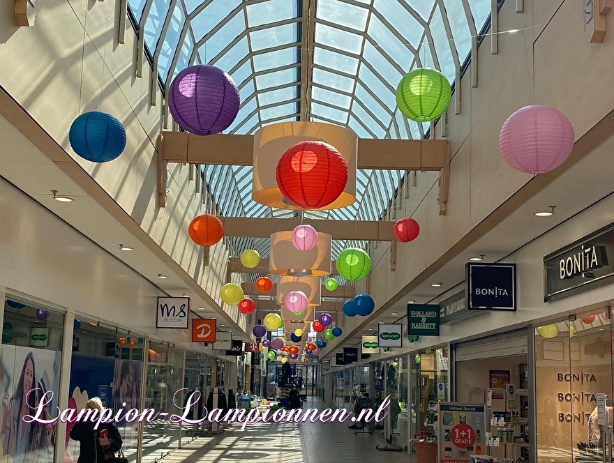 600 farbige Laternen im Einkaufszentrum Ridderhof in Ridderkerk, feuerhemmende Laternendekoration in Straßendekoration, Lampions im Einkaufszentrum, feuerhemmende Laternen in Straßendekoration dans le center kommerzieller Ballon 5