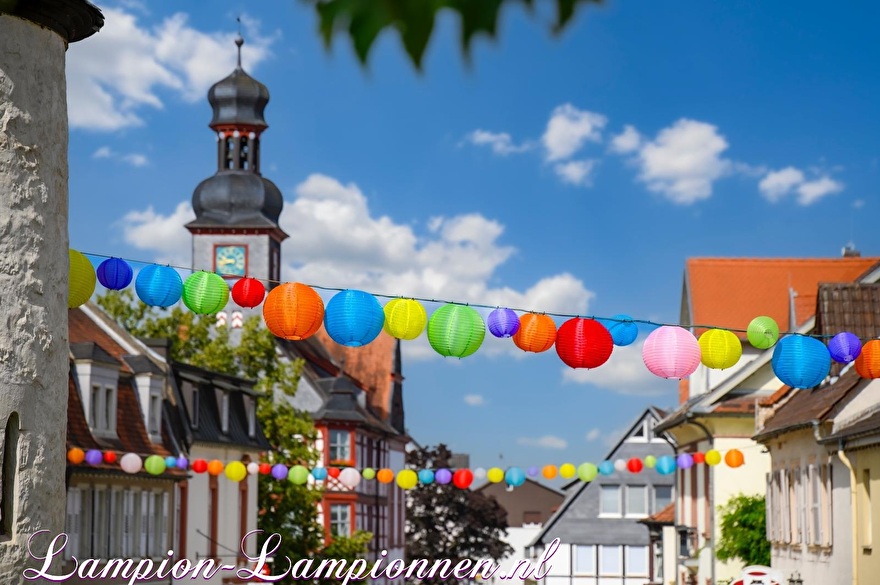 700 nylon lampionnen als zomerdecoratie in straten van Lorsch 3