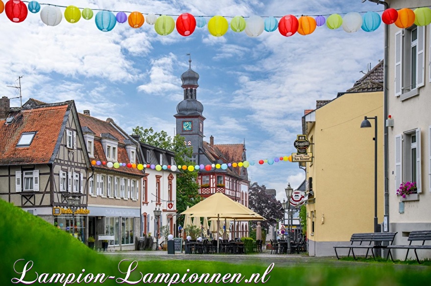 700 nylon lampionnen als zomerdecoratie in straten van Lorsch 2