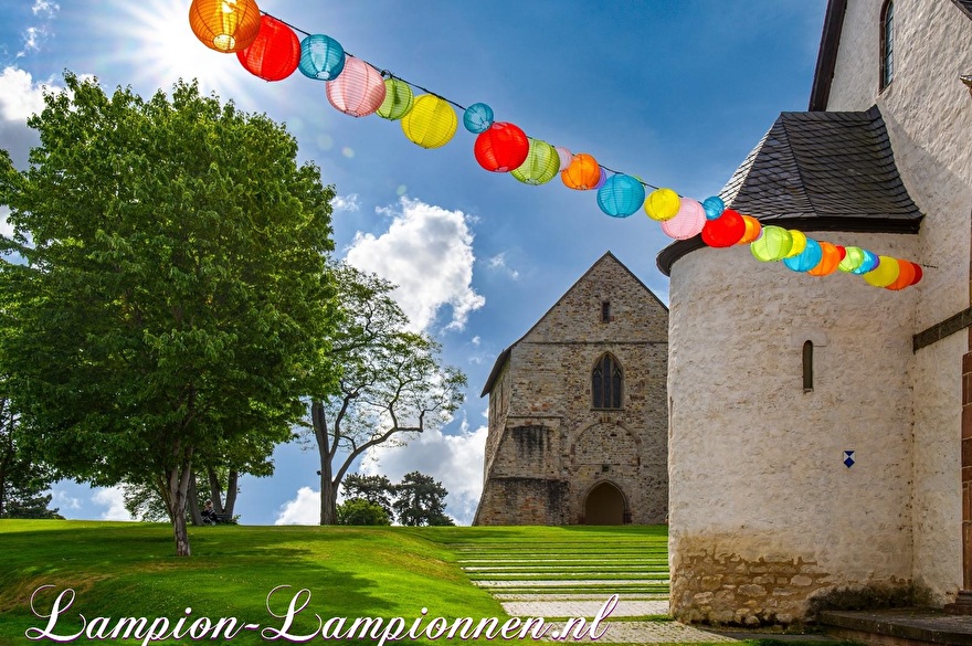 700 nylon lampionnen als zomerdecoratie in straten van Lorsch