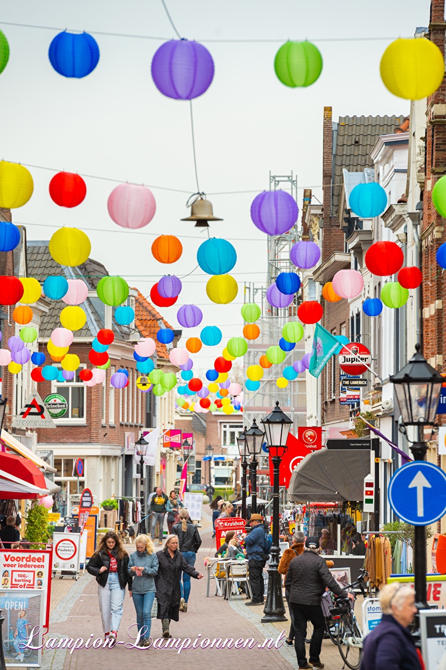 700 vrolijke nylon lampionnen in winkelstraten van Schoonhoven, straat decoratie versiering aan kabels ballon