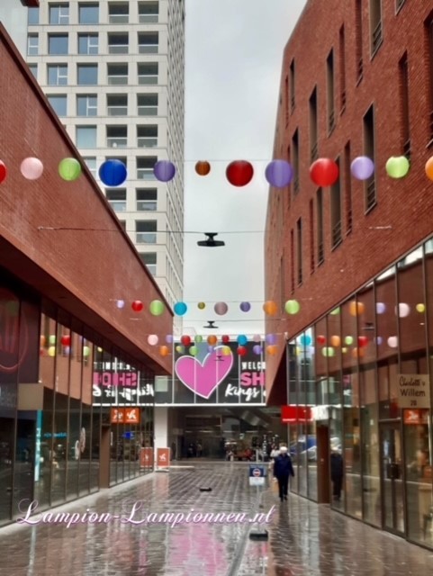 300 feuerfeste farbige Lampions im Einkaufszentrum Hof ​​van Spaland Schiedam, fröhliche Luftballons in Straßen Laternendekoration in Straßendekoration, Ballon, Laternen im Zentrum kommerziell 45