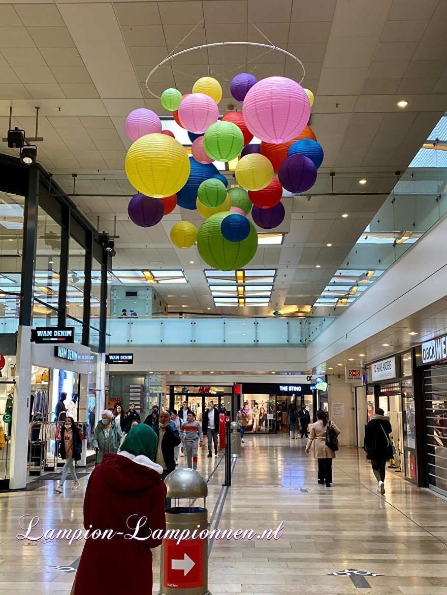 tros met vrolijke lampionnen in een tros winkelcentrum Rotterdam Zuidplein ballon versiering, gekleurde lampionnen ballonnen decoratie straatversiering 2