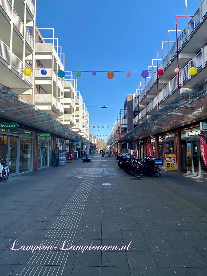 800 vrolijke nylon lampionnen in straten winkelcentrum de Mare te Alkmaar straat decoratie versiering aan kabels ballon, 700 fröhliche Nylonlaternen in den Einkaufsstraßen Straßendekoration auf Ballon kabeln Lampions 96