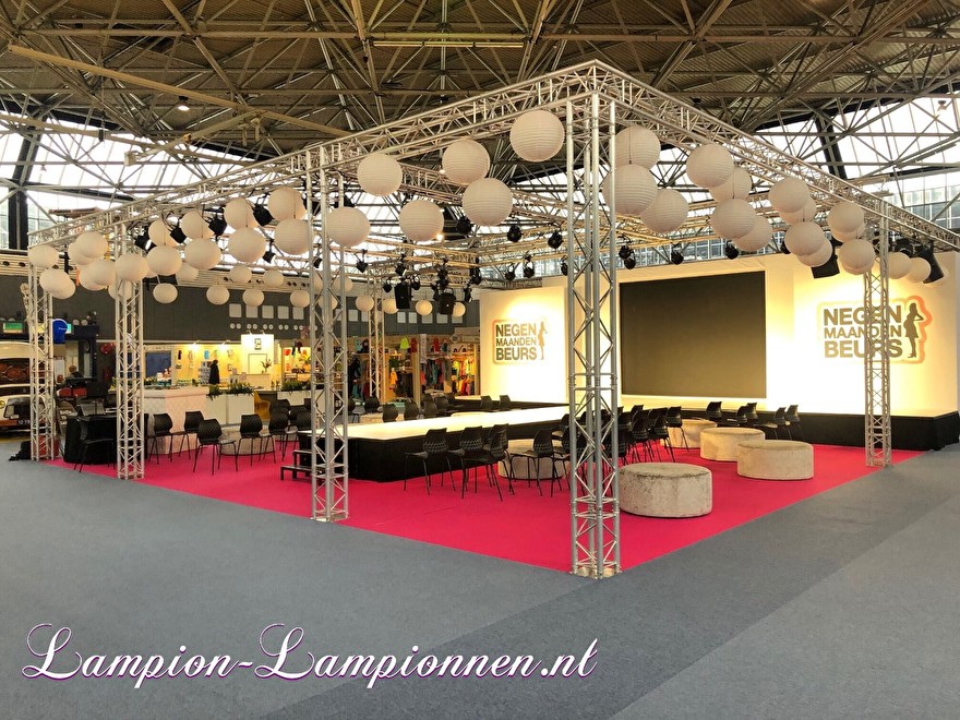 Beurs decoratie met grote witte brandvertragende lampionnen op 9 negen maanden beurs, event styling, lampionnen aan trussen, Ausstellungsdekoration mit großen weiße feuerhemmenden Laternen Ausstellung, Event-Styling, Laternen auf Traversen 2