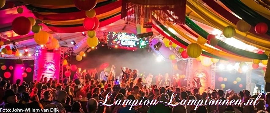 Brandveilige feestzaal versiering met lampionnen in geel rood groen tijdens carnaval Geffen 2