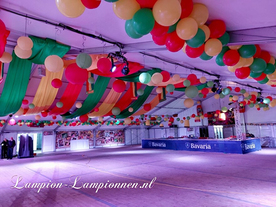 Décoration de salle de fête ignifugée avec lampions en jaune rouge vert pendant Carnaval