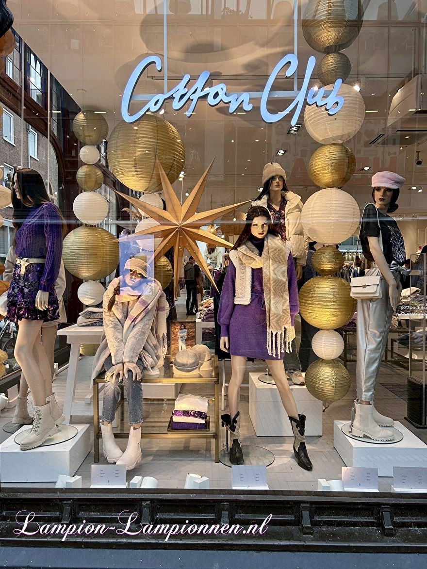 Schaufensterdekoration mit lampions in Gold und Cremeweiß von Cotton Club