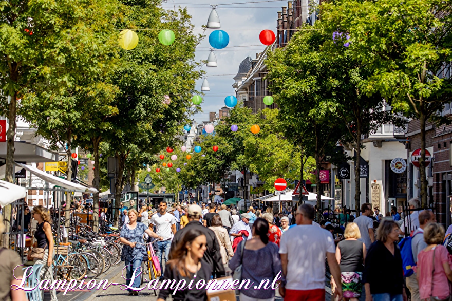 Lanternes en nylon colorées dans les rues commerçantes, les centres commerciaux, les intempéries, les guirlandes, les latéraux en nylon Farbige dans la rue Einkaufsstraße, le Einkaufszentrum, la wetterfest, la Girlanden, la Lanternes et la nylon coloré dans une rue commerciale, centre commercial 9.1