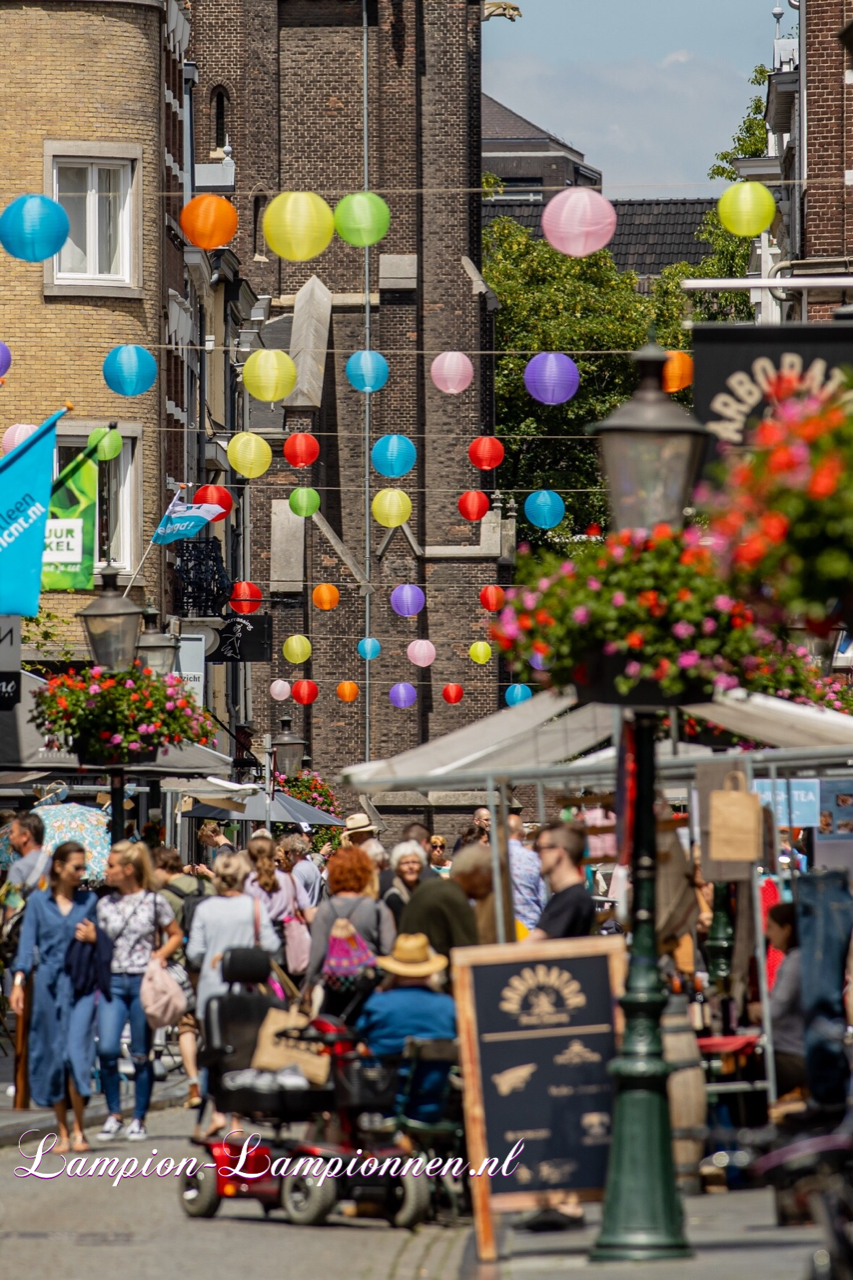 Lanternes en nylon de couleur dans la rue commerçante de Maastricht, centre commercial central, intempéries, guirlandes, latéraux en nylon Farbige dans la rue Einkaufsstraße, Einkaufszentrum, Wetterfest, Girlanden, Lanternes et nylon coloré dans une rue commerciale, centre 2