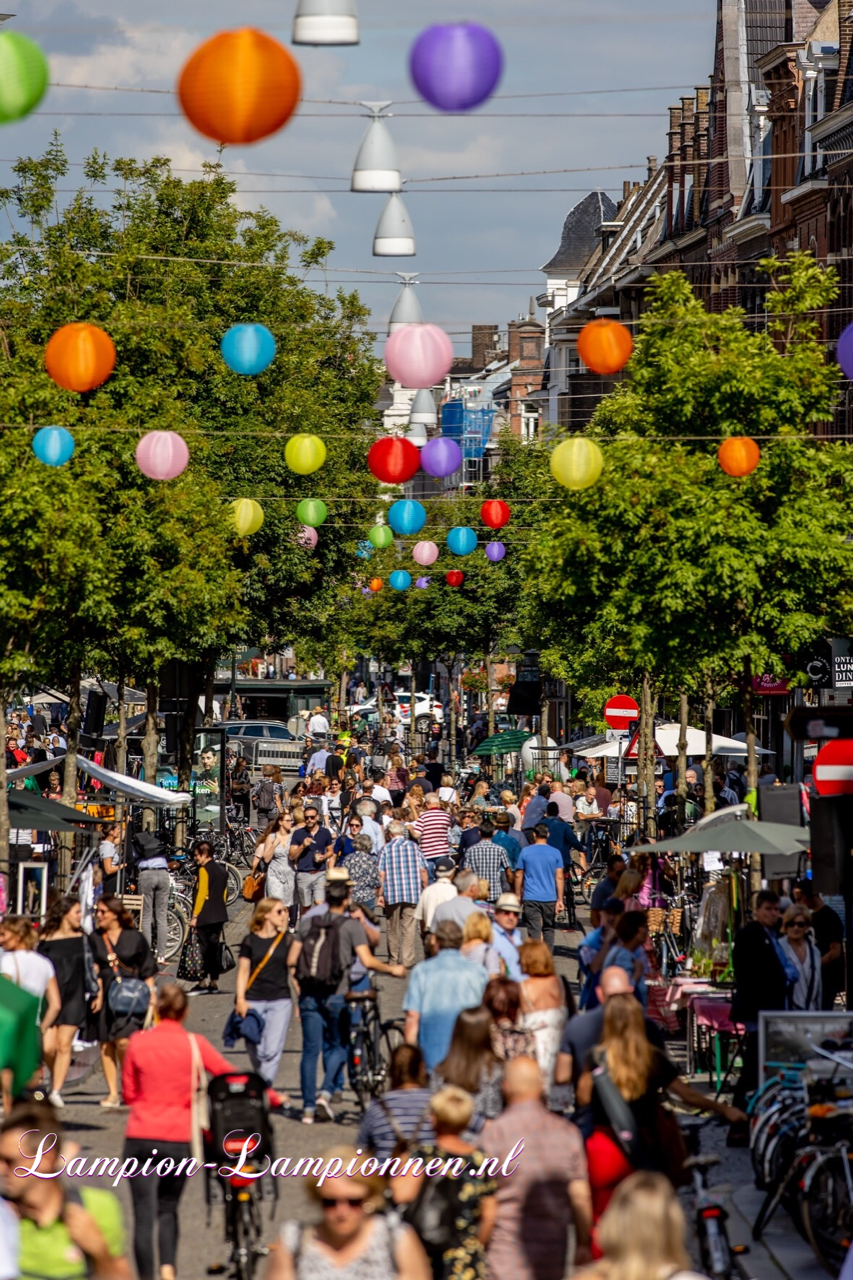 Lanternes en nylon de couleur dans la rue commerçante de Maastricht, centre commercial central, intempéries, guirlandes, latéraux en nylon Farbige dans la rue Einkaufsstraße, Einkaufszentrum, Wetterfest, Girlanden, Lanternes et nylon coloré dans une rue commerciale, centre