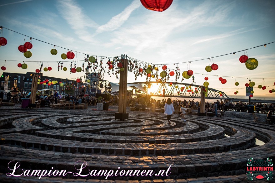 Gekleurde rode en gele weerbestendige nylon lampionnen op festival, Nylon lampionnen op straat SMKMRKT food truck, Nijmeegse Vierdaagse lampion versiering slingers,2