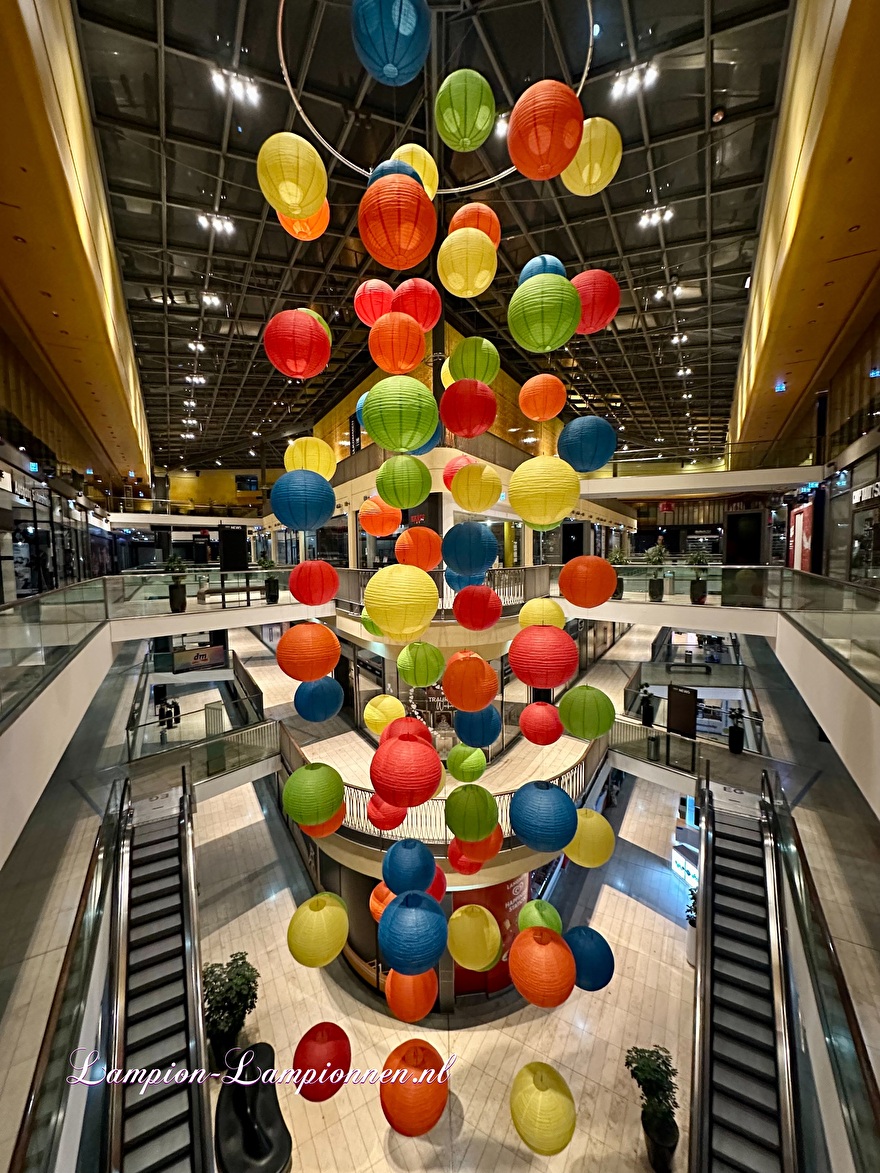 Grandes lampions ignifuges regroupées dans un centre commercial 4