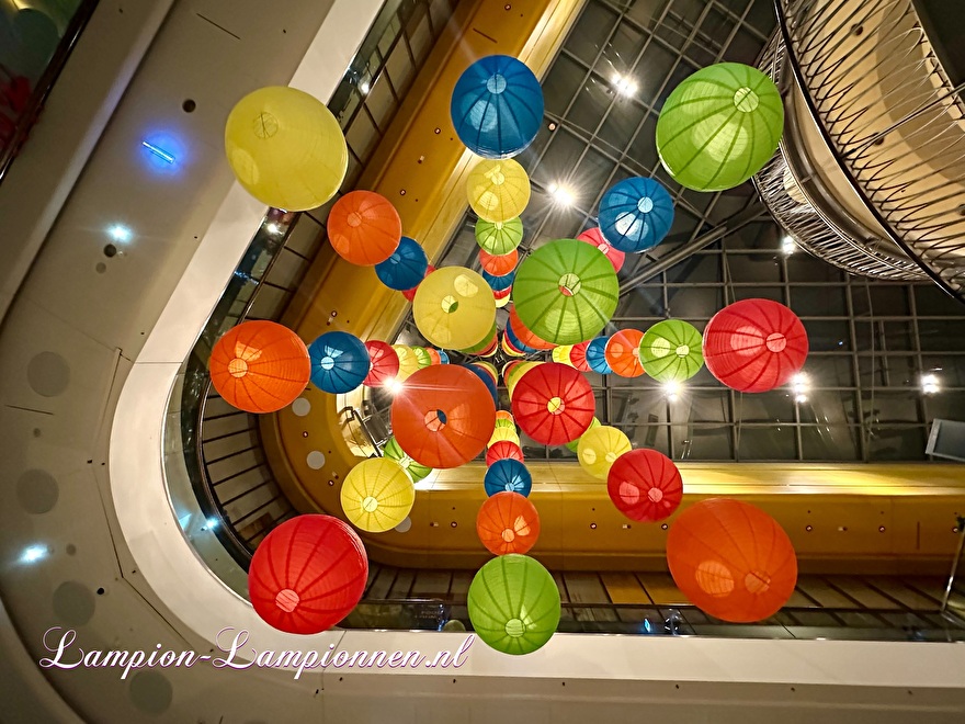 Grandes lampions ignifuges regroupées dans un centre commercial 2