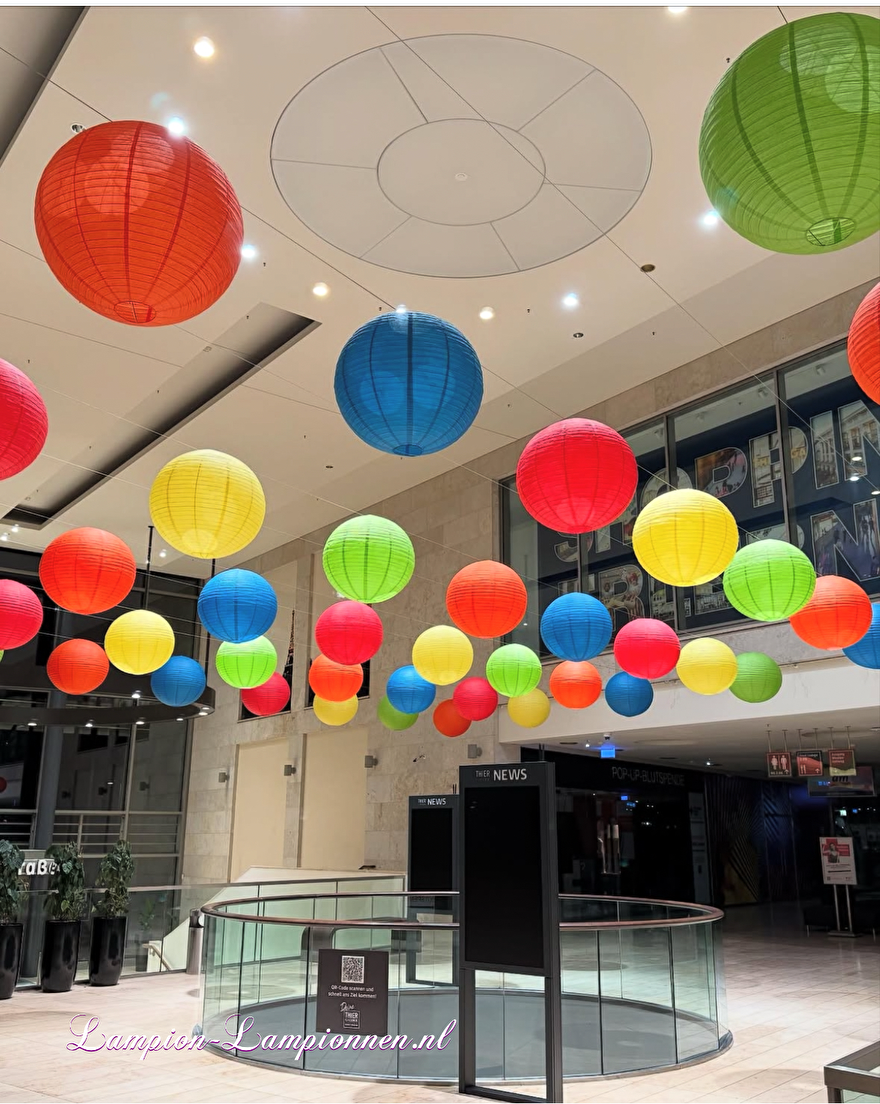 Grandes lampions ignifuges regroupées dans un centre commercial 3