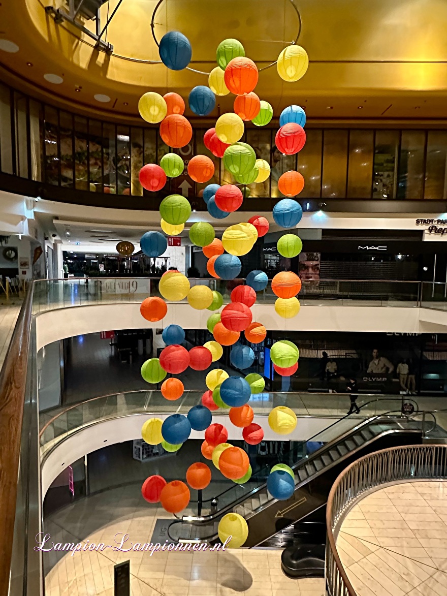 Grandes lampions ignifuges regroupées dans un centre commercial 5