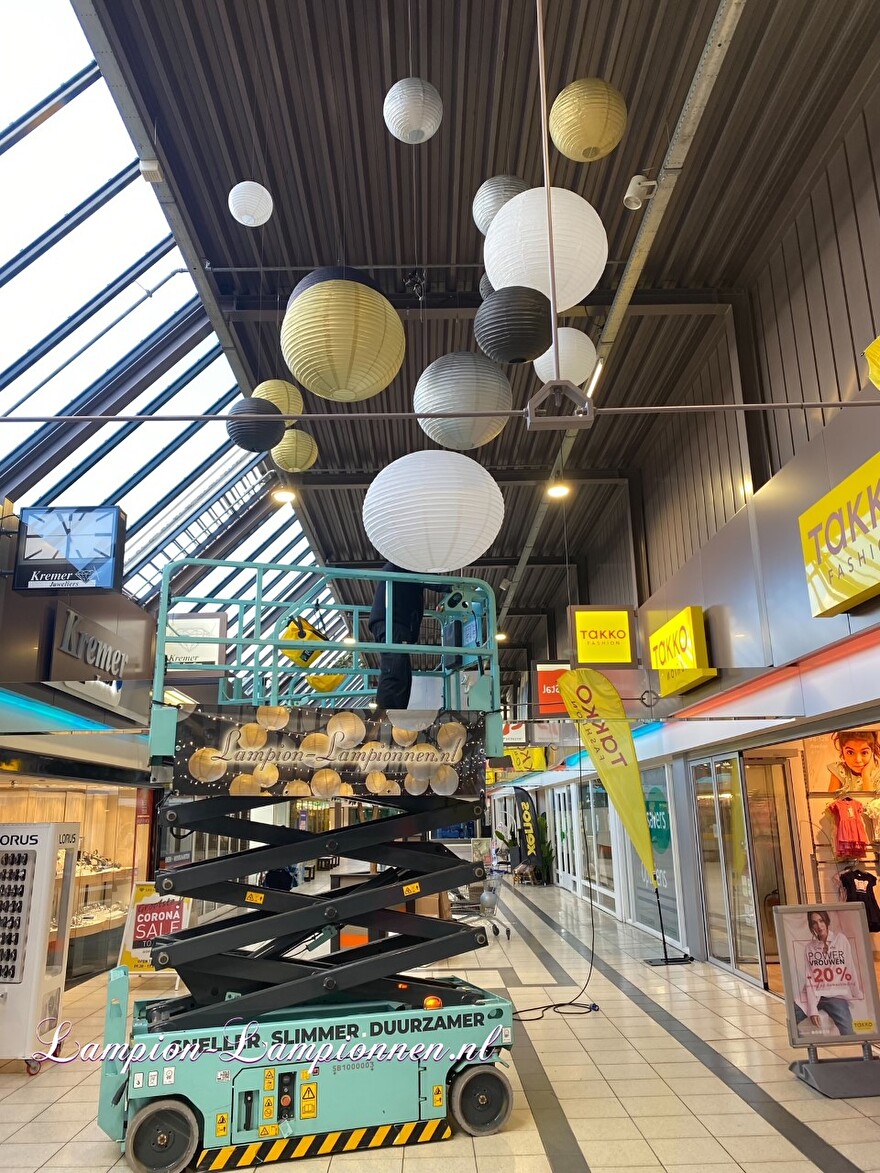 Grote brandvertragende lampionnen in trossen winkelcentrum Paddepoel Groningen, goud, zilver, zwart wit 2