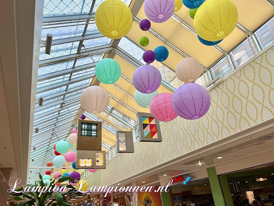 Grote brandvertragende lampionnen in winkelcentrum Chorweiler B1 schwer entflammbar