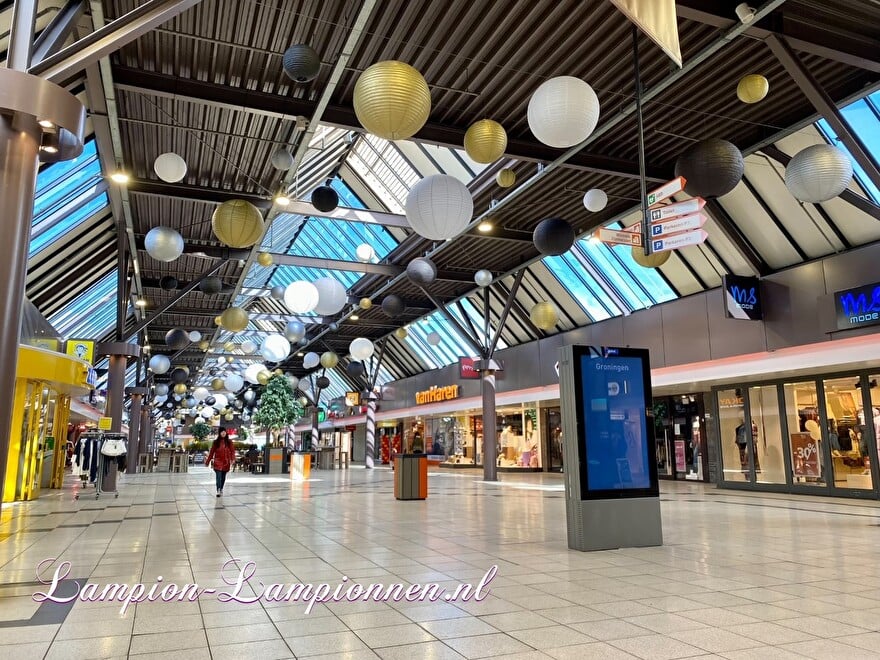 Große feuerhemmende B1 Lampions im Einkaufszentrum Paddepoel Groningen, Gold, Silber, Schwarz und Weiß, Dekoration des Einkaufszentrums 2